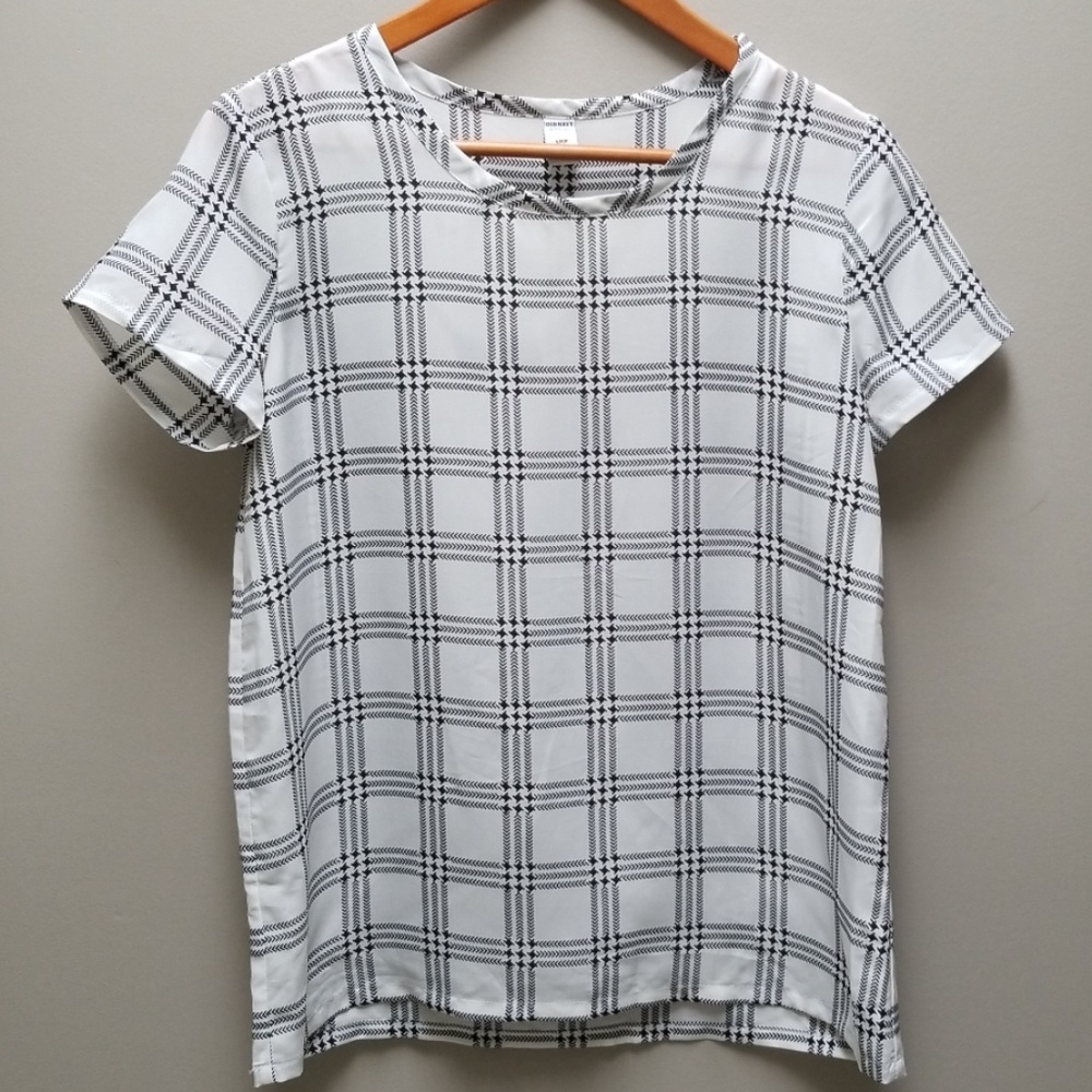 Old navy black and white shirt. Size S
